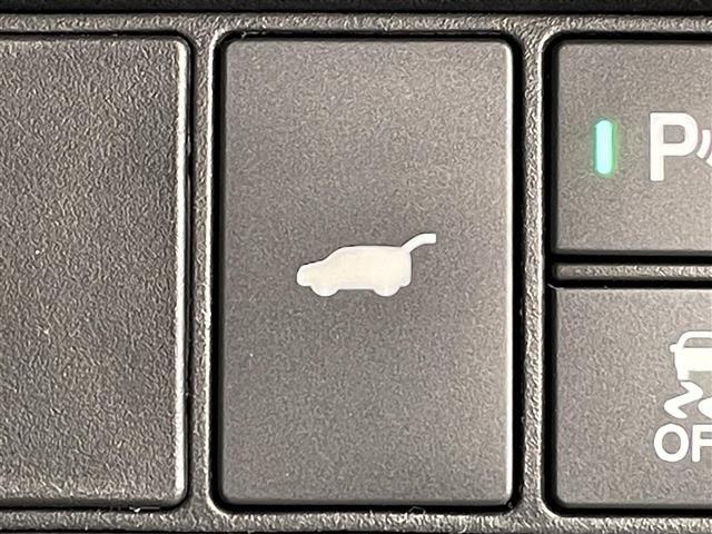 ◆【パワーテールゲート】荷物を抱えた状態でもリアゲートの開閉が可能です！お買い物時やアウトドアの際に役立ちますね。