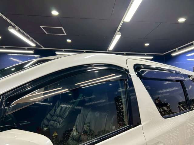 【ドアバイザー】装備です！雨が降っているときに窓を開ける場合は、ドアバイザーがあると便利です。窓の上部を少し開ける程度ならドアバイザーが雨を防ぎます☆