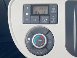 【オートエアコン】一度お好みの温度に設定すれば、車内の温度を検知し風量や温度を自動で調整。暑い…寒い…と何度もスイッチ操作をする必要はありません。快適な車内空間には必須の機能ですね♪