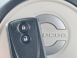 【キーフリーシステム】カバンやポケットに入れたままでもドアの施錠・解錠が可能なスマートキーを装備。エンジンのオン・オフ時もカギを取り出す必要が無いからとっても便利です♪