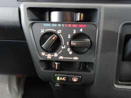 ダイヤルを回すだけの簡単操作のマニュアルエアコンです。