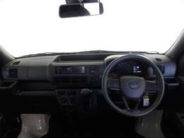 シンプルな運転席周りですね。乗っていて落ち着けるデザインです。運転視界も広々！