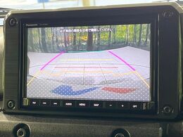 【バックカメラ】駐車時に後方がリアルタイム映像で確認できます。大型商業施設や立体駐車場での駐車時や、夜間のバック時に大活躍！運転スキルに関わらず、今や必須となった装備のひとつです！