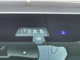 【三菱e-Assist】走行中に前方の車両等を認識し、衝突しそうな時は警報とブレーキで衝突回避と被害軽減をアシスト。より安全にドライブをお楽しみいただけます。
