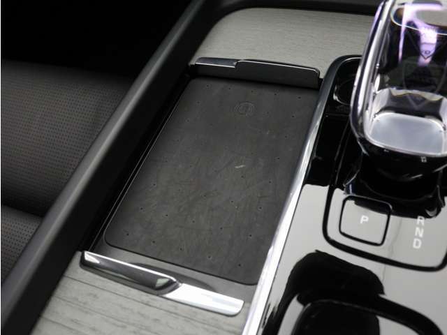 対応機種のスマートフォンを、トンネルコンソールの下のラバープレートに置いておくだけで充電可能。センターディスプレイの機能ビューを使用して、充電プレートのオンとオフを切り替えることができます。