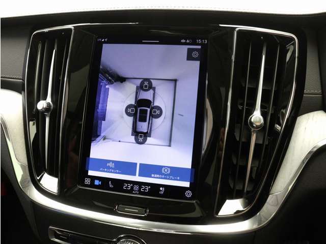 リアカメラによる後方の確認だけでなく、真上から見下ろすバードアイ映像を映し出す360度ビューカメラで、自車周辺の詳細な状況を確認できます。見通しが悪く狭い場所で車を取り回す際には心強い味方となります。