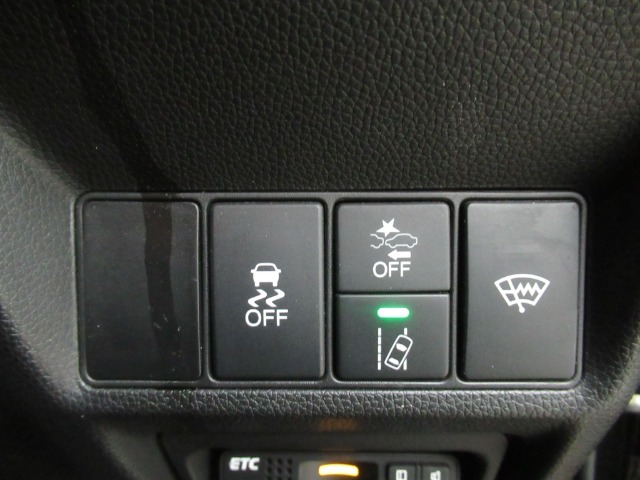 ■急ハンドルや滑りやすい路面での横滑りを抑え、安定した走行をサポートするVSA（車両挙動安定化制御）を搭載。冬道でも安心のドライブを支えます。