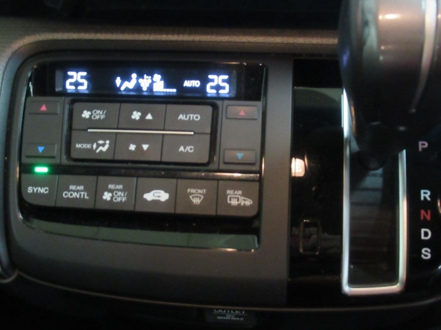 ■オートエアコン■温度を設定するだけで、自動で風向き、風量、暖かさを調節してくれます☆