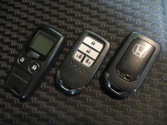 純正エンジンスターター装備☆ドアのキーロックも行える優れもののリモコンです♪