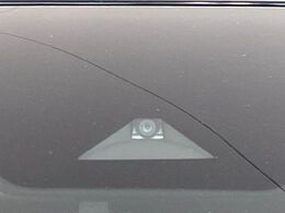 【エマージェンシーブレーキ】走行中に前方の車両等を認識し、衝突しそうな時は警報とブレーキで衝突回避と被害軽減をアシスト。より安全にドライブをお楽しみいただけます。