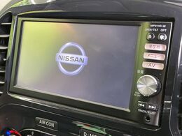 【純正ナビ】人気の純正ナビを装備しております。ナビの使いやすさはもちろん、オーディオ機能も充実！キャンプや旅行はもちろん、通勤や買い物など普段のドライブも楽しくなるはず♪