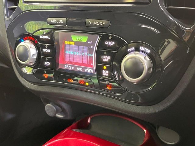 【オートエアコン】一度お好みの温度に設定すれば、車内の温度を検知し風量や温度を自動で調整。暑い…寒い…と何度もスイッチ操作をする必要はありません。快適な車内空間には必須の機能ですね♪