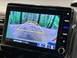 【バックカメラ】駐車時に後方がリアルタイム映像で確認できます。大型商業施設や立体駐車場での駐車時や、夜間のバック時に大活躍！運転スキルに関わらず、今や必須となった装備のひとつです！