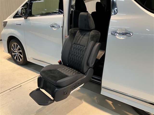 セカンドシートが回転して、車外へスライドダウン＆チルト。立ち上がりや着座をやさしくサポートします。