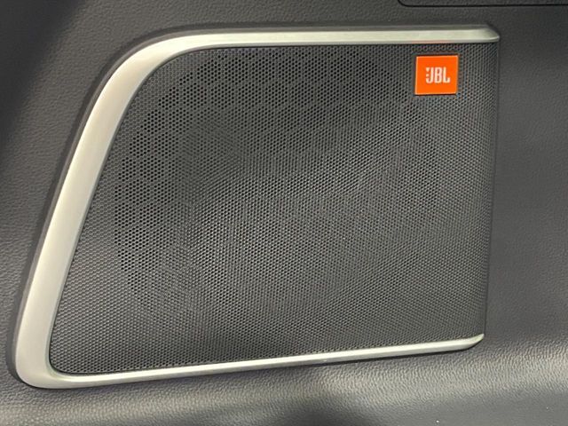 【JBLサウンドシステム】メーカーオプションの高品位サウンドシステムを搭載。専用のチューニングが施された大小様々なスピーカーから良質なサウンドが奏でられ、臨場感あふれる音響空間を演出します。