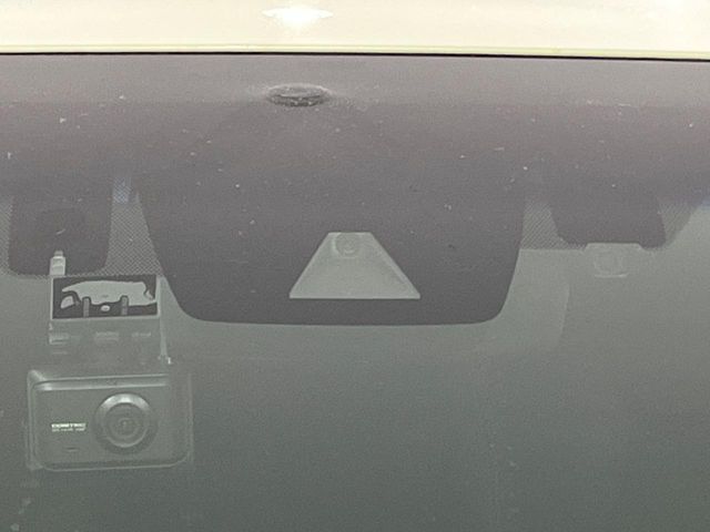【トヨタセーフティセンス】走行中に前方の車両等を認識し、衝突しそうな時は警報とブレーキで衝突回避と被害軽減をアシスト。より安全にドライブをお楽しみいただけます。