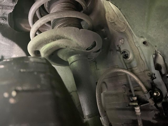 お車を安心してお乗りいただく為には、足回りの定期点検が欠かせません。サービスサポート（有償保証）では無料点検もご提供しており、安心のカーライフをお過ごしいただけるサポート体制が整っています。