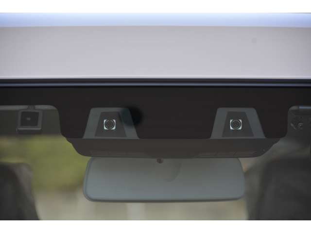 デュアルカメラブレーキサポート付き！フロントガラスに設置した「ステレオカメラ」が、先方の車や人を検知♪夜間の検知にも優れ、万一の危険を察知し、自動（衝突被害軽減）ブレーキなどで衝突回避をサポートします