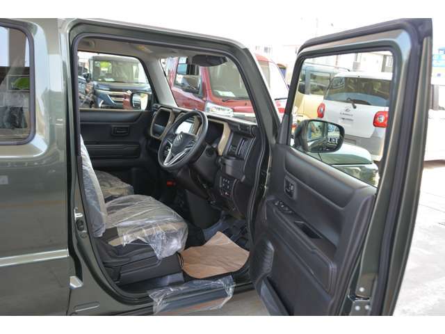 運転席の足元もゆったり＾＾快適です♪　https：//carscafe-carbell.com　カーズカフェ公式ホームページもご覧ください。　「　カーズカフェ　」　で検索！