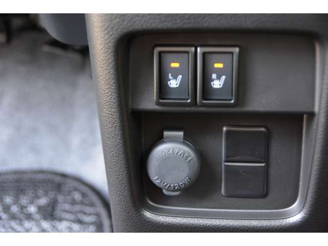 運転席、助手席には座面が温かくなるシートヒーター付き！さらに、後席の足元に温風を送り込むリヤヒーターダクトも装備して、寒い日でも室内全体を暖かくキープします＾＾