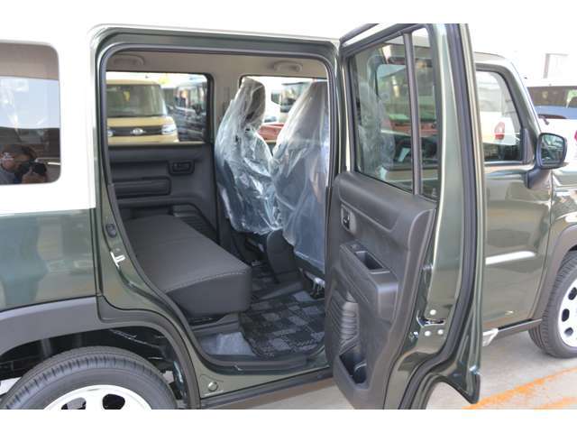 リアシートも足元ゆったりです！普通車より広いかも♪お問い合わせは079-280-1118、カーズカフェ　カーベル姫路東までお気軽にお電話ください＾＾
