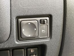 【電動格納ミラー】サイドミラーは電動格納式となっており、狭い駐車場でもキズがつくリスクを抑えられます。
