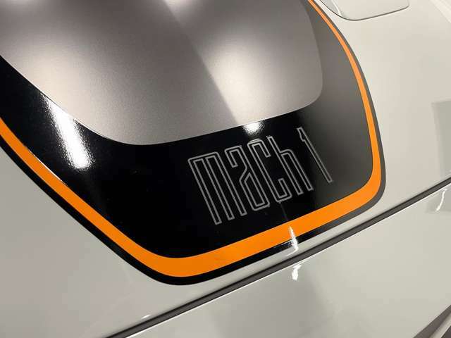 先代Mach1へのオマージュが感じられるオレンジ＆ブラックのデカールカラー。