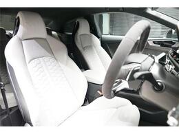 専用本革シート。パワーシートですのでドライバーにピッタリのシートポジションで運転する事が可能です。