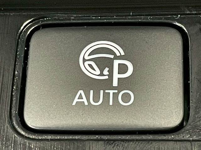 【インテリジェントパーキングアシスト】自動ハンドル操作により駐車が可能なので、少し自信のない方などには大変うれしい最新機能が搭載されております。