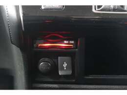 高速料金の支払いもスイスイと　ETC車載器　スマホなどの充電も可能　USBポート