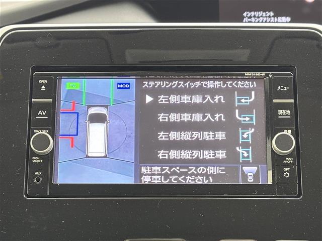 【パノラミックビューモニター】クルマを真上から見下ろした視点で駐車をサポートします！クルマの斜め後ろや真横など、いち早く障害物に気が付くことができます。