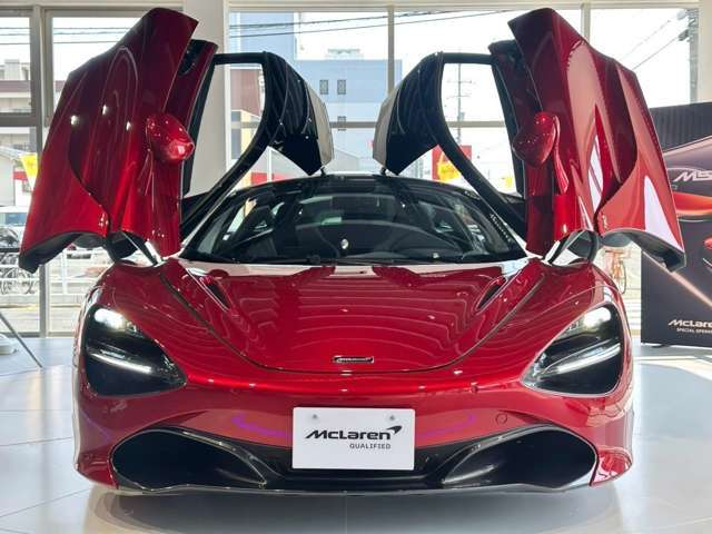 マクラーレン720Sクーペは、軽量なカーボンファイバー製モノコック構造により高い剛性と軽量化を実現。さらに720馬力のエンジンが搭載され、空力性能を重視した流線形デザインが特徴です。