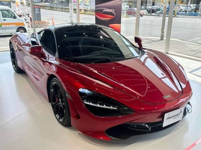 マクラーレン720Sクーペは、軽量なカーボンファイバー製モノコック構造により高い剛性と軽量化を実現。さらに720馬力のエンジンが搭載され、空力性能を重視した流線形デザインが特徴です。