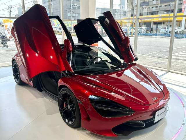 モノケージII構造：　カーボンファイバーを使用した軽量モノコックにより、車両重量を抑えつつ高い剛性を確保しています。これにより、優れたハンドリングと安全性を実現。