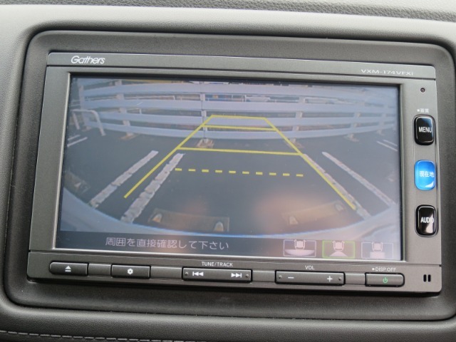 【バックカメラ】駐車時に後方がリアルタイム映像で確認できます。大型商業施設や立体駐車場での駐車時や、夜間のバック時に大活躍！運転スキルに関わらず、今や必須となった装備のひとつです！