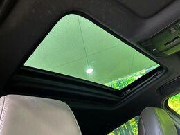 【サンルーフ】開放感たっぷりの希少装備、サンルーフが装着されています！車内に明かりを取り入れたり景色を楽しむ以外にも、車内の空気も簡単に換気できて快適です！
