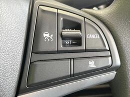 【アダプティブクルーズコントロール】高速道路での長距離走行が楽に！！自動で速度を保つクルーズコントロールが、衝突軽減システムと連携し、前方の車両を感知して車間を保つように速度調節してくれます！！