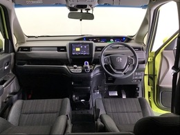 パーキングブレーキはフット式なので運転席と助手席の間はすっきり、移動も楽々です。さっと手が届く位置にセレクトレバーやエアコンスイッチなどがあり操作性に優れています