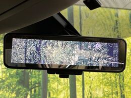 【インテリジェントルームミラー】後席の大きな荷物や同乗者で後方が確認しづらい時でも安心！カメラが撮影した車両後方の映像をルームミラー内に表示。クリアな視界で状況の確認が可能です！