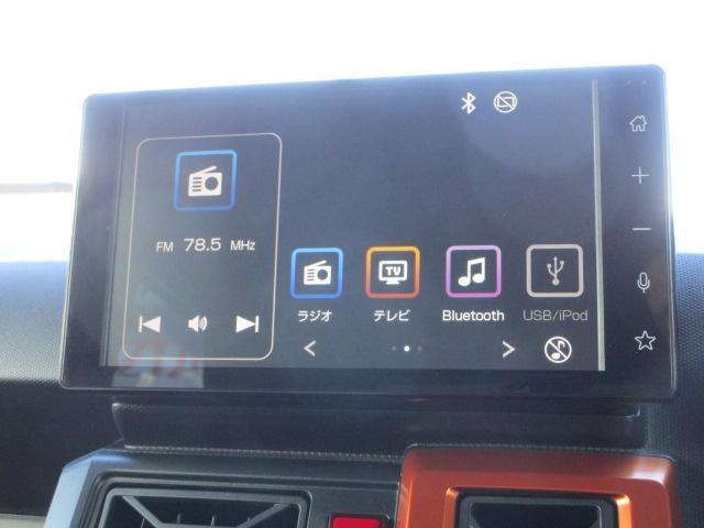 ダイハツ純正のスマホ連携ディスプレイオーディオが装備されています。お手持ちのスマホと接続して多彩な機能をご利用いただけます。安全確認に便利なパノラマモニター機能がついています。