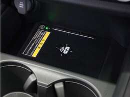 ◆ワイヤレス充電器◆ワイヤレス充電規格Qiに適合した機器を充電エリアに置くことで使用できます。