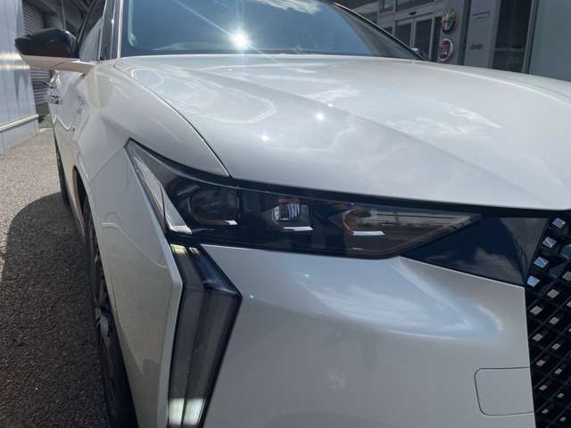 LEDヘッドライトが前方を明るく照らします。