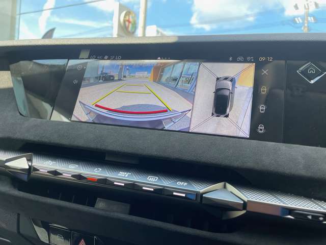 360°アラウンドビューモニター『まるで車を上から見渡しているかの如く車両周辺を映し出し、駐車支援をしてくれる便利な機能です！』