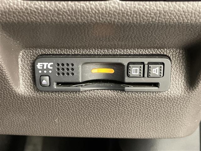 【純正ビルトインETC】有料道路を利用する際に料金所で停止することなく通過できる、ETC車載器（ノンストップ自動料金収受システム機器）が装備されています。セットアップを行うことで利用可能になります。