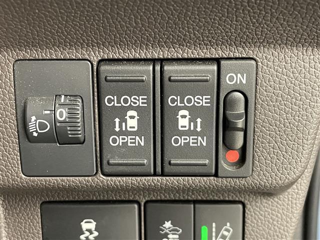 【両側パワースライドドア】小さなお子さまでもボタン一つで乗り降りラクラクです！両手に荷物を抱えている状態でもボタンを押せば自動で開閉するので、お買い物やお出かけの際にはとっても重宝します！
