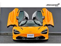 McLaren 720Sのフロントを特徴づけているヘッドライトは、非常に独創的ですが、その深く窪んだ形状にはエアインテークという機能も兼ね備えます。ライトの周りの空気を整流してラジエーターに誘導します。