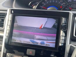 【バックカメラ】駐車時に後方がリアルタイム映像で確認できます。大型商業施設や立体駐車場での駐車時や、夜間のバック時に大活躍！運転スキルに関わらず、今や必須となった装備のひとつです！
