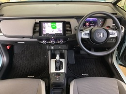 車内は光触媒抗菌消臭施工済です。スタイリッシュなデザインでスポーティなインパネ周りを演出します。グローブボックスやカップホルダーのほかにトレーなどたくさんの収納スペースが付いています。