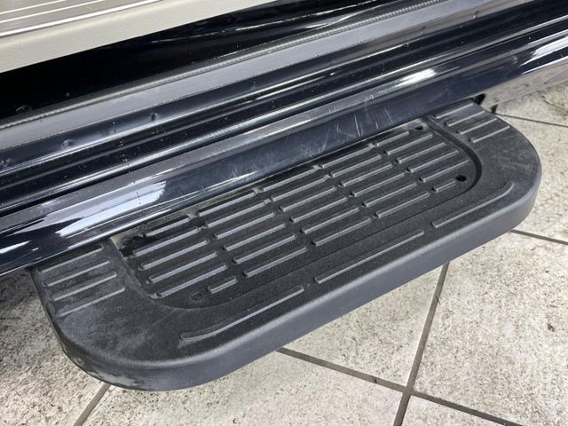【電動サイドステップ】車高の高いお車でも、これがあれば小さいお子様の乗り降りも楽々♪スライドドアと連動して作動する為、煩わしい操作は不要です！