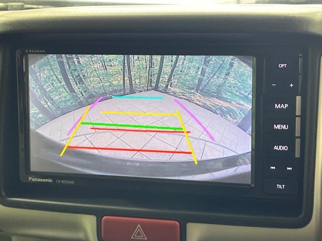 【バックカメラ】駐車時に後方がリアルタイム映像で確認できます。大型商業施設や立体駐車場での駐車時や、夜間のバック時に大活躍！運転スキルに関わらず、今や必須となった装備のひとつです！
